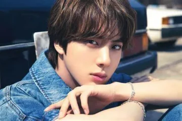 「Jin Talks BTS Reunion in June, First Solo Tour and Echo; Takes Over The Tonight Show Desk」から学ぶ英語表現